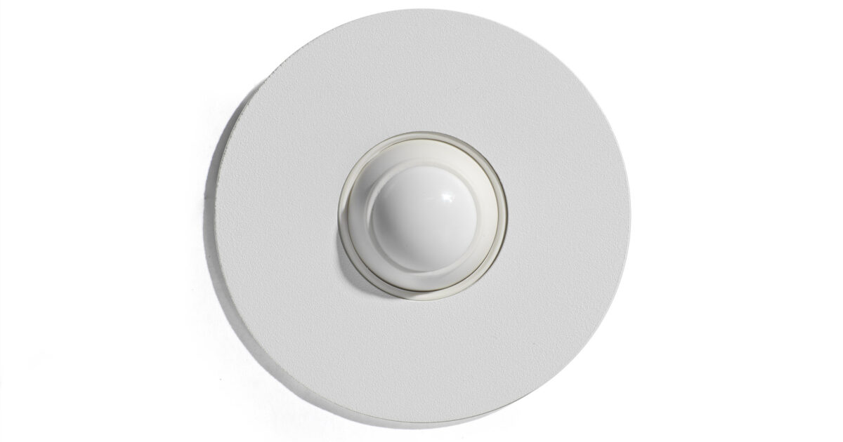 Swivelling motion sensor in round metal frame | Qbus